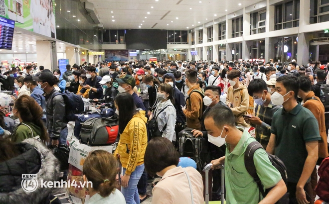 Sân bay Tân Sơn Nhất lên phương án phục vụ 42.000 lượt khách/ngày dịp 30/4 - 1/5, mở thêm làn đón xe công nghệ - Ảnh 1.
