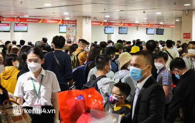 Sân bay Tân Sơn Nhất lên phương án phục vụ 42.000 lượt khách/ngày dịp 30/4 - 1/5, mở thêm làn đón xe công nghệ - Ảnh 2.