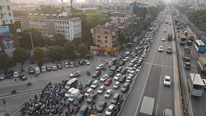 Đường phố Hà Nội đông nghẹt trong ngày làm việc cuối cùng trước kỳ nghỉ lễ, trái ngược hoàn toàn với cảnh tượng ở bến xe 2 miền - Ảnh 11.