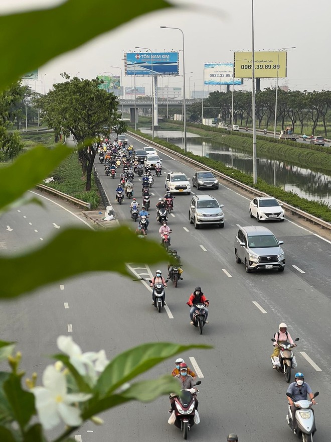 Đường phố Hà Nội đông nghẹt trong ngày làm việc cuối cùng trước kỳ nghỉ lễ, trái ngược hoàn toàn với cảnh tượng ở bến xe 2 miền - Ảnh 21.