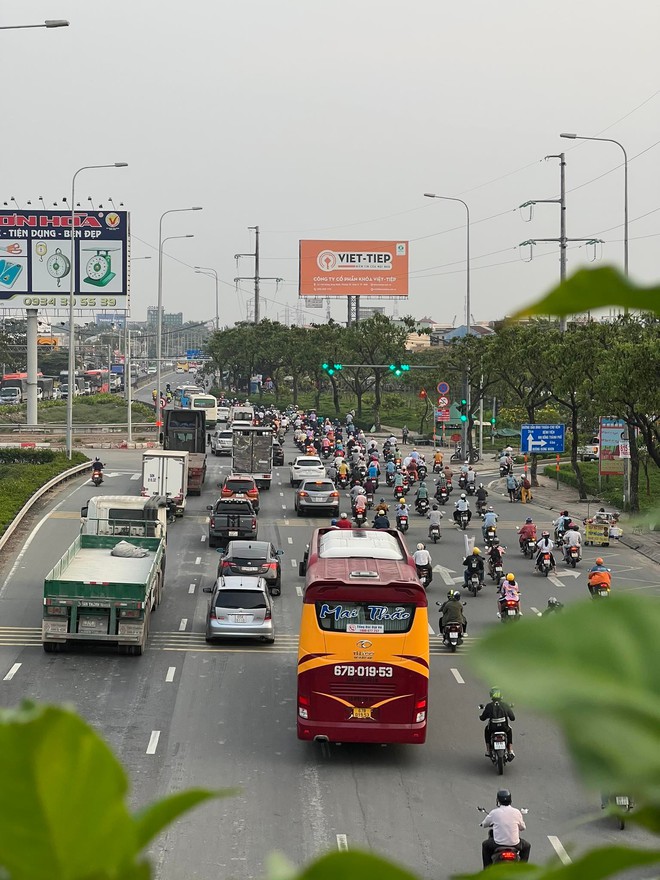 Đường phố Hà Nội đông nghẹt trong ngày làm việc cuối cùng trước kỳ nghỉ lễ, trái ngược hoàn toàn với cảnh tượng ở bến xe 2 miền - Ảnh 23.