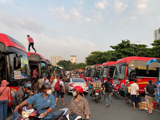 Đường phố Hà Nội đông nghẹt trong ngày làm việc cuối cùng trước kỳ nghỉ lễ, trái ngược hoàn toàn với cảnh tượng ở bến xe 2 miền - Ảnh 25.