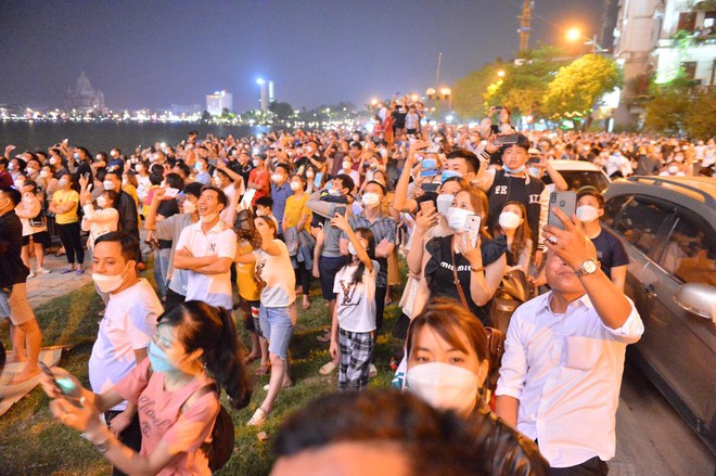 Ảnh: Cảnh biển người đổ về công viên Văn Lang xem pháo hoa tại lễ hội đền Hùng - Ảnh 12.