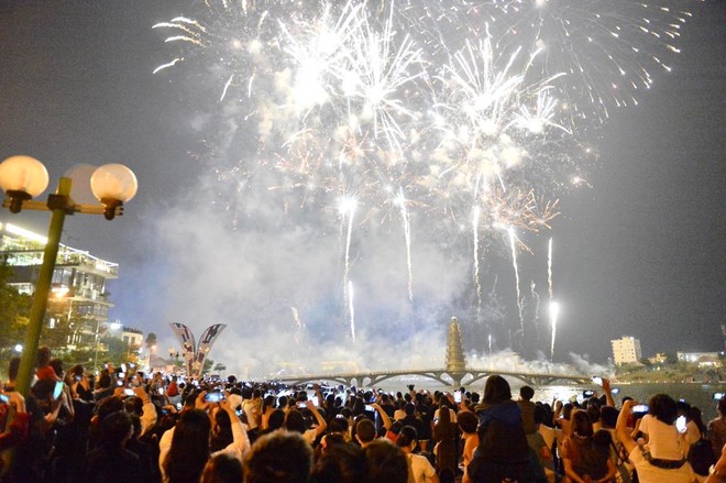 Ảnh: Cảnh biển người đổ về công viên Văn Lang xem pháo hoa tại lễ hội đền Hùng - Ảnh 13.
