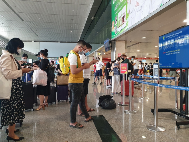 Sân bay Tân Sơn Nhất nhộn nhịp khách đi du lịch ngày đầu nghỉ Lễ giỗ Tổ Hùng Vương - Ảnh 6.