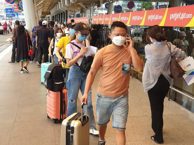 Sân bay Tân Sơn Nhất nhộn nhịp khách đi du lịch ngày đầu nghỉ Lễ giỗ Tổ Hùng Vương - Ảnh 13.