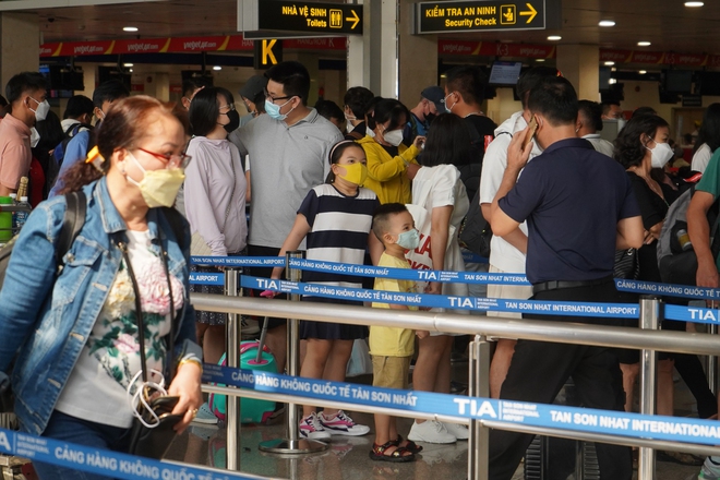 Sân bay Tân Sơn Nhất nhộn nhịp khách đi du lịch ngày đầu nghỉ Lễ giỗ Tổ Hùng Vương - Ảnh 9.