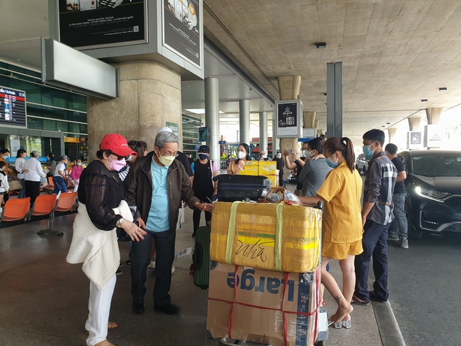 Sân bay Tân Sơn Nhất nhộn nhịp khách đi du lịch ngày đầu nghỉ Lễ giỗ Tổ Hùng Vương - Ảnh 7.