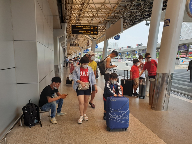 Sân bay Tân Sơn Nhất nhộn nhịp khách đi du lịch ngày đầu nghỉ Lễ giỗ Tổ Hùng Vương - Ảnh 12.
