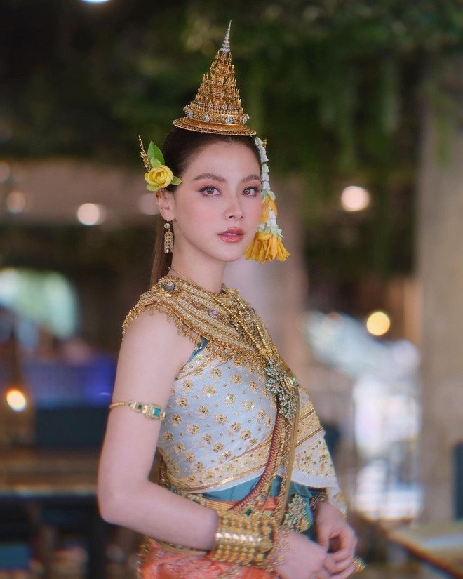 Nữ thần Songkran lộ diện: Baifern (Chiếc Lá Bay) đẹp kinh diễm trong trang phục 1,3 tỷ, visual thăng hạng ngoạn mục giữa Icon Siam - Ảnh 6.