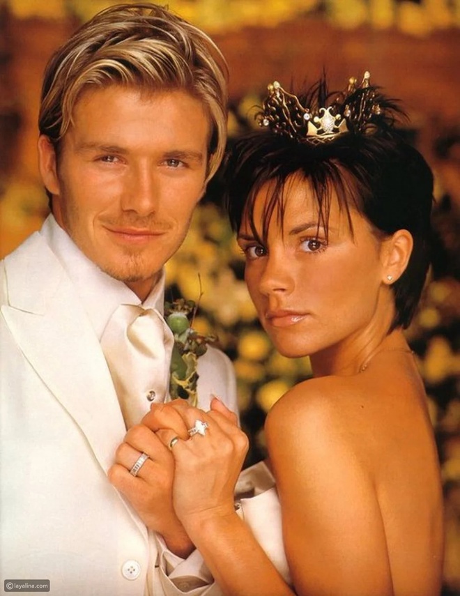 Nhìn lại đám cưới 18 tỷ của David và Victoria Beckham ở lâu đài: Cô dâu chú rể lên đồ như cổ tích, xúc động nhất ảnh bế Brooklyn bé tí - Ảnh 4.