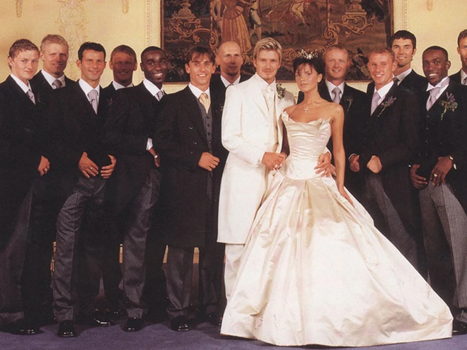 Nhìn lại đám cưới 18 tỷ của David và Victoria Beckham ở lâu đài: Cô dâu chú rể lên đồ như cổ tích, xúc động nhất ảnh bế Brooklyn bé tí - Ảnh 3.