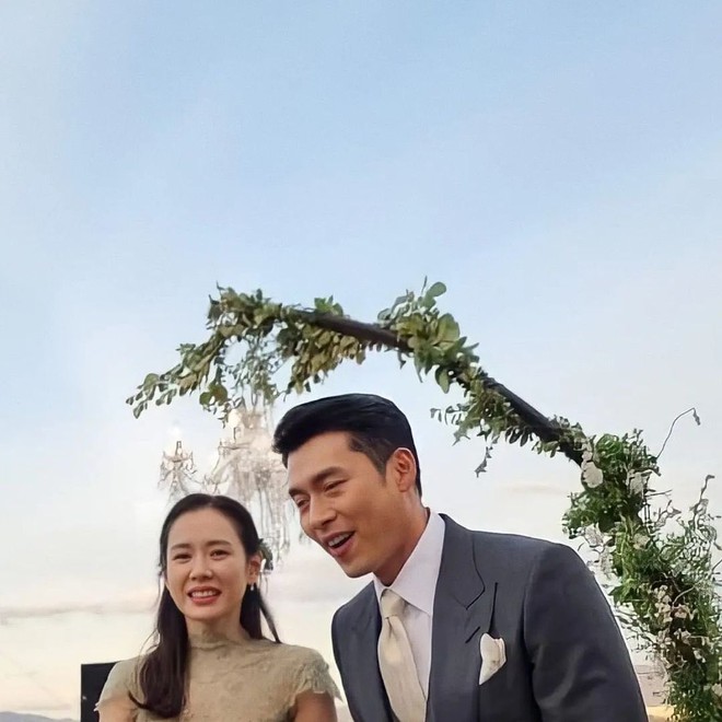 Hé lộ ảnh chụp chung cực nét đầu tiên của Hyun Bin và Son Ye Jin trong siêu đám cưới, nhưng sao nhìn khổ thân anh chị quá! - Ảnh 2.