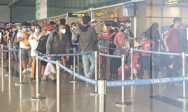 Sân bay Tân Sơn Nhất nhộn nhịp khách đi du lịch ngày đầu nghỉ Lễ giỗ Tổ Hùng Vương - Ảnh 3.