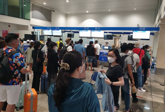 Sân bay Tân Sơn Nhất nhộn nhịp khách đi du lịch ngày đầu nghỉ Lễ giỗ Tổ Hùng Vương - Ảnh 4.