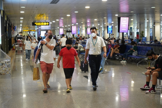 Sân bay Tân Sơn Nhất nhộn nhịp khách đi du lịch ngày đầu nghỉ Lễ giỗ Tổ Hùng Vương - Ảnh 17.
