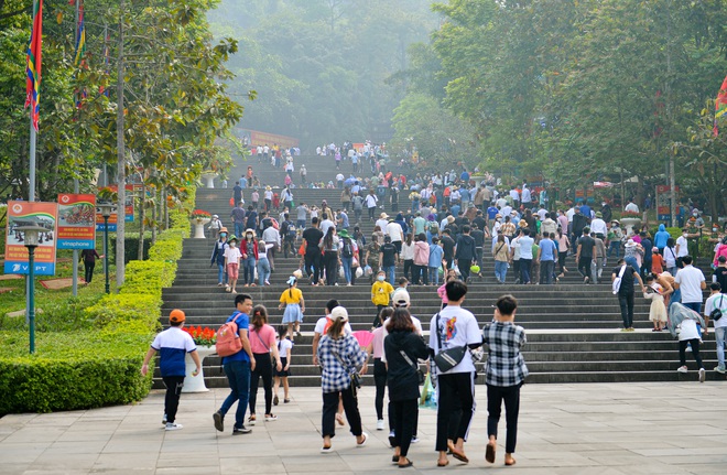 Ảnh: Hàng vạn du khách chen chân lên đền Hùng dâng hương dù chưa đến ngày chính lễ, nhiều em nhỏ mướt mồ hôi - Ảnh 1.