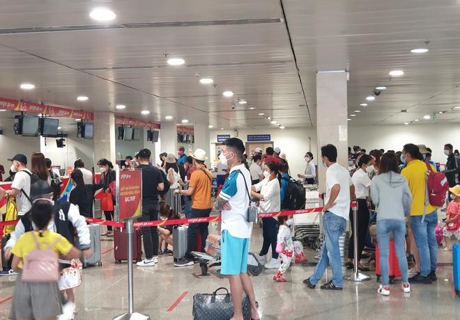 Sân bay Tân Sơn Nhất nhộn nhịp khách đi du lịch ngày đầu nghỉ Lễ giỗ Tổ Hùng Vương - Ảnh 5.