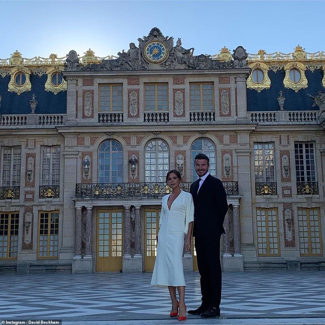 Nhìn lại đám cưới 18 tỷ của David và Victoria Beckham ở lâu đài: Cô dâu chú rể lên đồ như cổ tích, xúc động nhất ảnh bế Brooklyn bé tí - Ảnh 11.