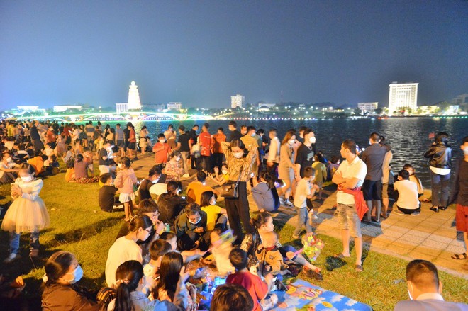 Ảnh: Cảnh biển người đổ về công viên Văn Lang xem pháo hoa tại lễ hội đền Hùng - Ảnh 9.