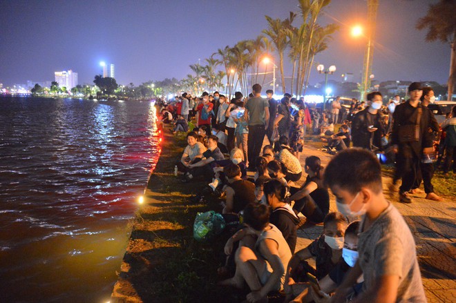Ảnh: Cảnh biển người đổ về công viên Văn Lang xem pháo hoa tại lễ hội đền Hùng - Ảnh 8.