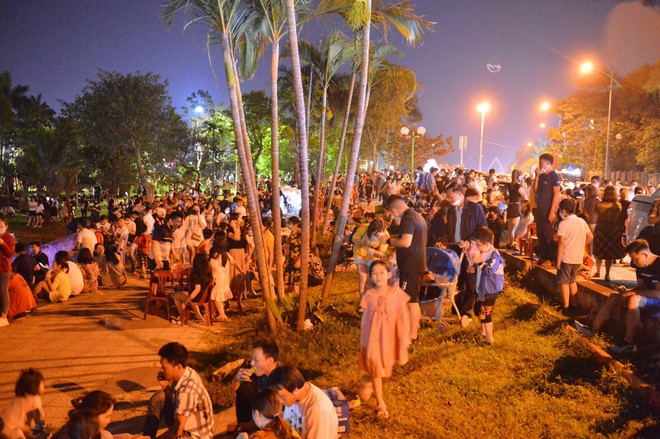Ảnh: Cảnh biển người đổ về công viên Văn Lang xem pháo hoa tại lễ hội đền Hùng - Ảnh 7.