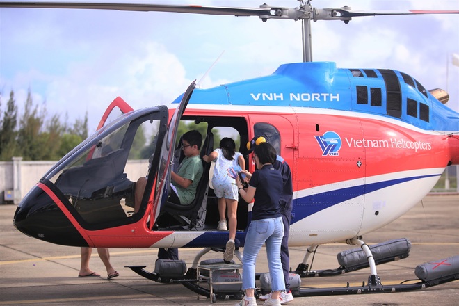 Clip, ảnh: Khách Tây ở Đà Nẵng hào hứng khi được bay ngắm toàn cảnh thành phố từ trên cao - Ảnh 5.