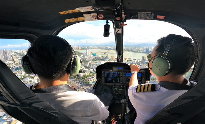 Clip, ảnh: Khách Tây ở Đà Nẵng hào hứng khi được bay ngắm toàn cảnh thành phố từ trên cao - Ảnh 9.