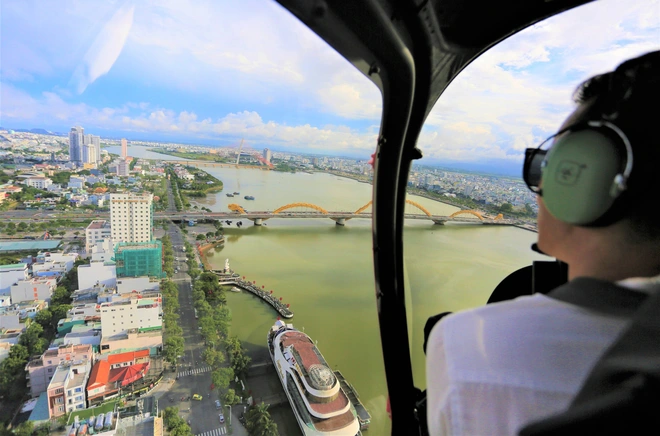 Clip, ảnh: Khách Tây ở Đà Nẵng hào hứng khi được bay ngắm toàn cảnh thành phố từ trên cao - Ảnh 10.