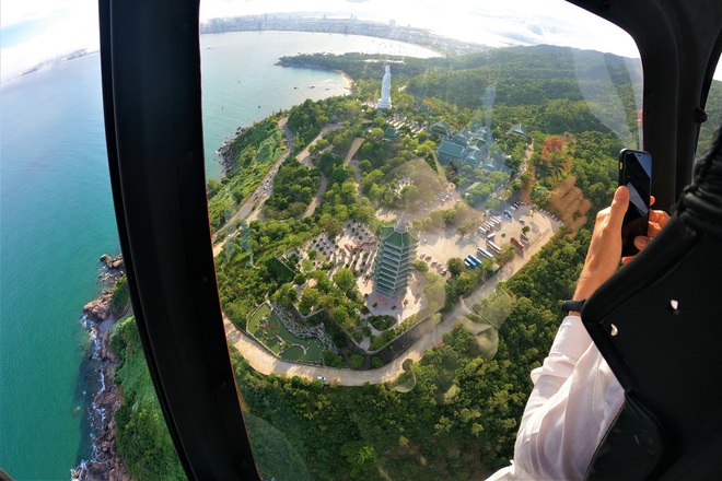 Clip, ảnh: Khách Tây ở Đà Nẵng hào hứng khi được bay ngắm toàn cảnh thành phố từ trên cao - Ảnh 15.