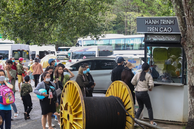 Du khách xếp hàng dài chờ mua vé vào các khu du lịch ở Đà Lạt dịp Lễ 30/4-1/5 - Ảnh 7.