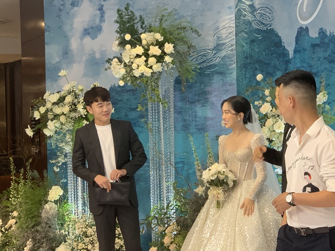 Văn Hậu, Bùi Tiến Dũng cực điển trai ở đám cưới Hà Đức Chinh, bạn gái Quang Hải chiếm spotlight trong dàn khách nữ - Ảnh 8.