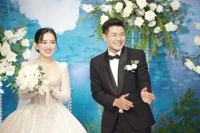 Văn Hậu, Bùi Tiến Dũng cực điển trai ở đám cưới Hà Đức Chinh, bạn gái Quang Hải chiếm spotlight trong dàn khách nữ - Ảnh 1.