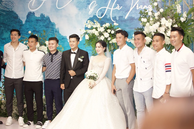 Văn Hậu, Bùi Tiến Dũng cực điển trai ở đám cưới Hà Đức Chinh, bạn gái Quang Hải chiếm spotlight trong dàn khách nữ - Ảnh 2.