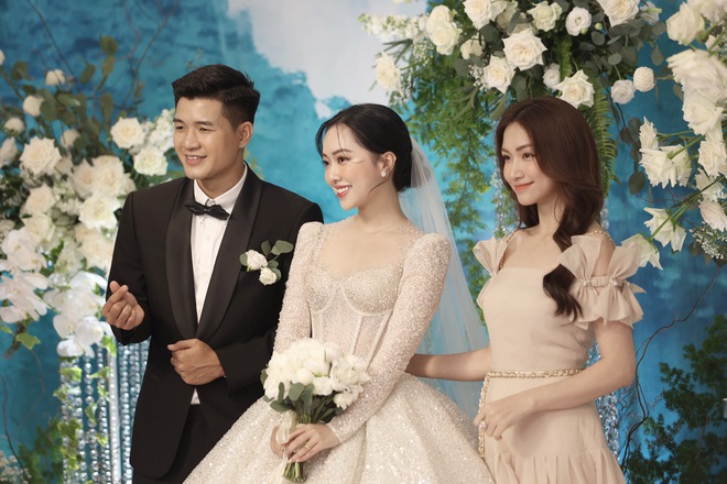 Văn Hậu, Bùi Tiến Dũng cực điển trai ở đám cưới Hà Đức Chinh, bạn gái Quang Hải chiếm spotlight trong dàn khách nữ - Ảnh 6.