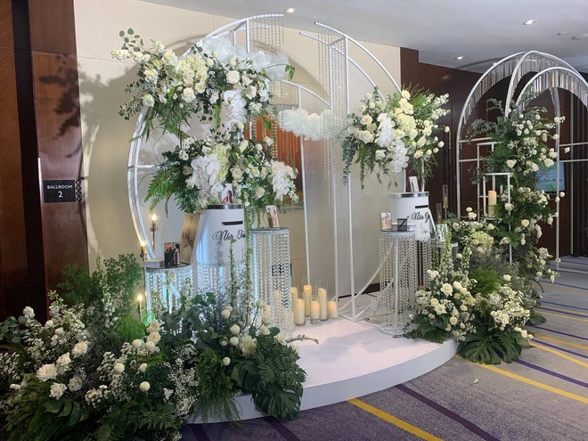 Không gian tiệc cưới của Hà Đức Chinh ở khách sạn 5 sao Hà Nội: Hoa tươi ngập tràn, tổng chi phí ngót nghét 1 tỷ! - Ảnh 3.