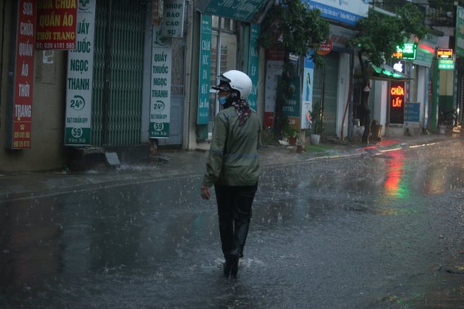 Chùm ảnh: Mây đen giăng kín đầu giờ chiều, bầu trời Hà Nội tối om đón cơn mưa như trút nước - Ảnh 6.