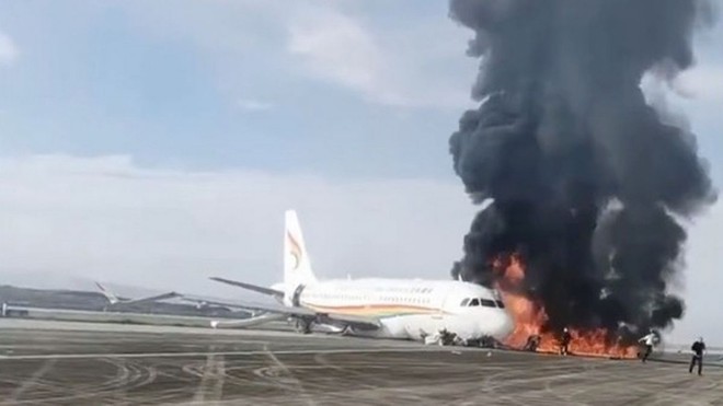 Clip: Máy bay Trung Quốc gặp sự cố, lao khỏi đường băng rồi bốc cháy dữ dội khiến nhiều hành khách bị thương - Ảnh 1.