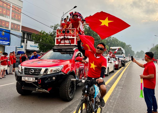 U23 Việt Nam - U23 Myanmar: CĐV Hải Phòng vượt hàng trăm cây số để cổ vũ cho thầy trò Park Hang-seo, phố đi bộ Nguyễn Huệ vẫn rực lửa sau mưa lớn  - Ảnh 1.