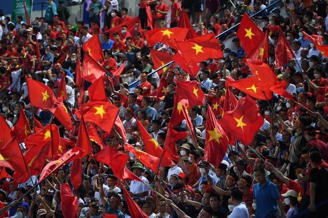 U23 Việt Nam - U23 Myanmar: CĐV Hải Phòng vượt hàng trăm cây số để cổ vũ cho thầy trò Park Hang-seo, phố đi bộ Nguyễn Huệ vẫn rực lửa sau mưa lớn  - Ảnh 4.