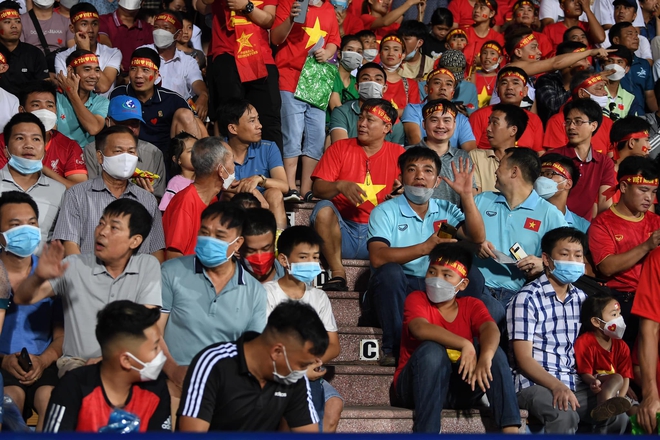 U23 Việt Nam - U23 Myanmar: CĐV Hải Phòng vượt hàng trăm cây số để cổ vũ cho thầy trò Park Hang-seo, phố đi bộ Nguyễn Huệ vẫn rực lửa sau mưa lớn  - Ảnh 6.