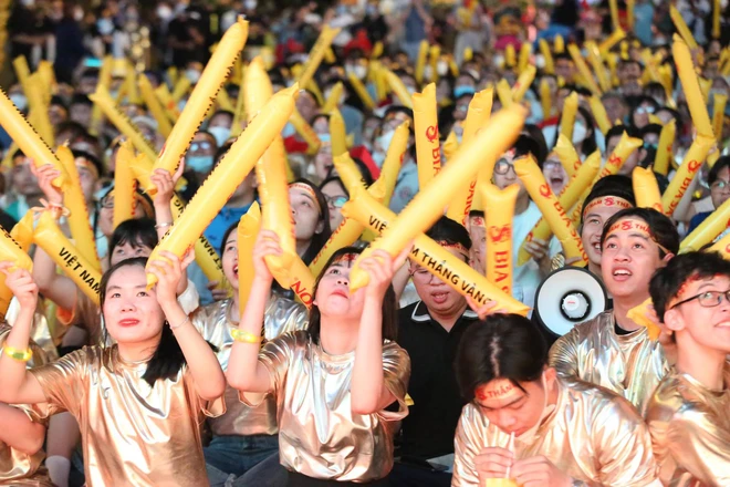 U23 Việt Nam - U23 Myanmar: CĐV Hải Phòng vượt hàng trăm cây số để cổ vũ cho thầy trò Park Hang-seo, phố đi bộ Nguyễn Huệ vẫn rực lửa sau mưa lớn  - Ảnh 8.