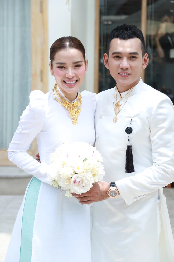 Rổ váy cưới đắt đỏ của mỹ nhân Việt: Lan Khuê đầu tư nửa tỷ đồng, 1 sao nữ đặt may tới 11 chiếc - Ảnh 14.