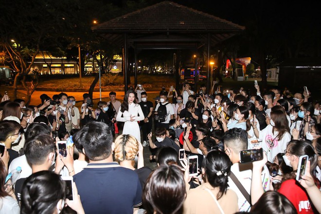 Sau khi Đông Nhi xin lỗi: Lượng nhỏ FC vẫn tới cổ vũ, idol lẫn fan ôm nhau bật khóc - Ảnh 11.