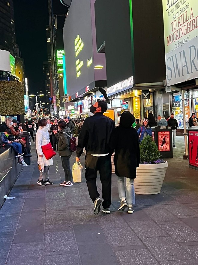 Hyun Bin và Son Ye Jin gây chú ý khi đi giày đôi sánh bước ở New York - Ảnh 4.