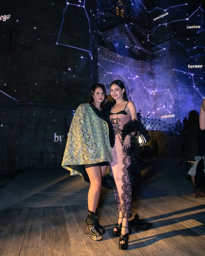 Năng nổ đọ sắc như Mai Davika tại show Gucci: Liên tục chung khung hình với Elle Fanning, Shin Min Ah và dàn sao đình đám để so kè visual - Ảnh 5.