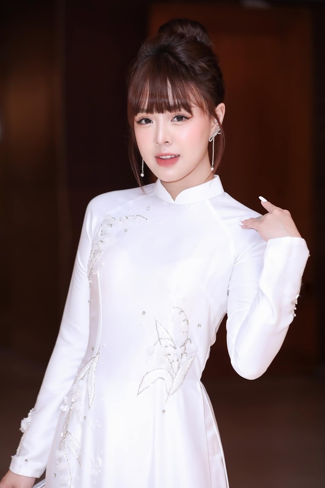 MC Thảo Trang diện áo dài trắng xinh như hoa hậu trên sân khấu SEA Games, cộng đồng tràn vào Instagram thả tim - Ảnh 2.