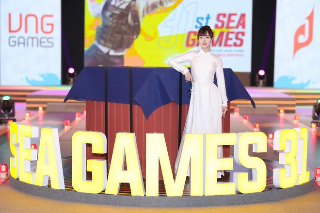 MC Thảo Trang diện áo dài trắng xinh như hoa hậu trên sân khấu SEA Games, cộng đồng tràn vào Instagram thả tim - Ảnh 9.