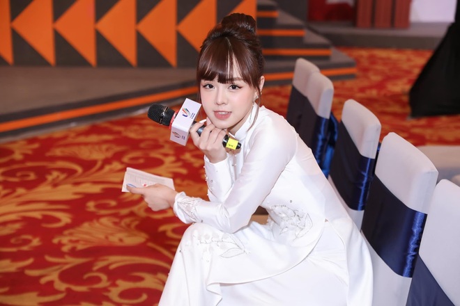 MC Thảo Trang diện áo dài trắng xinh như hoa hậu trên sân khấu SEA Games, cộng đồng tràn vào Instagram thả tim - Ảnh 7.