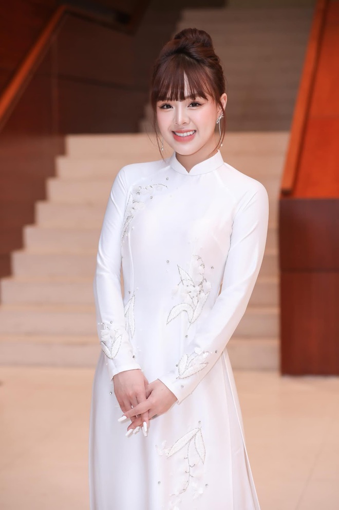 MC Thảo Trang diện áo dài trắng xinh như hoa hậu trên sân khấu SEA Games, cộng đồng tràn vào Instagram thả tim - Ảnh 6.